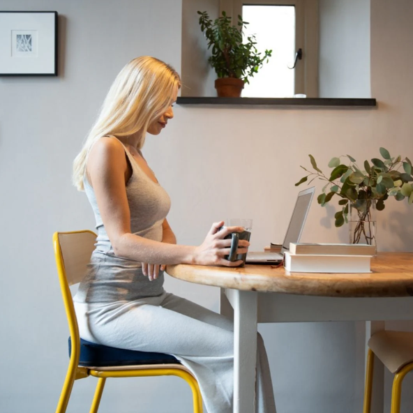 Putnams 8° Degree Sitting Wedge with Coccyx Cut Out(3"): Posture and Pain Relief